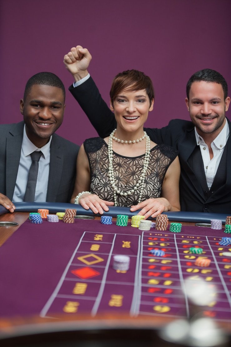 Dealer profesional ugbet88 login menampilkan kartu Lucky Twins dalam studio live